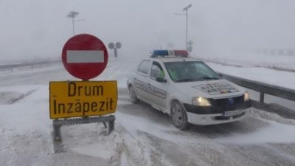 Iarna face victime pe drumurile României. Două persoane au rămas înzăpezite cu autoturismul pe un drum judeţean în Neamț. Doar intervenția pompierilor i-a salvat