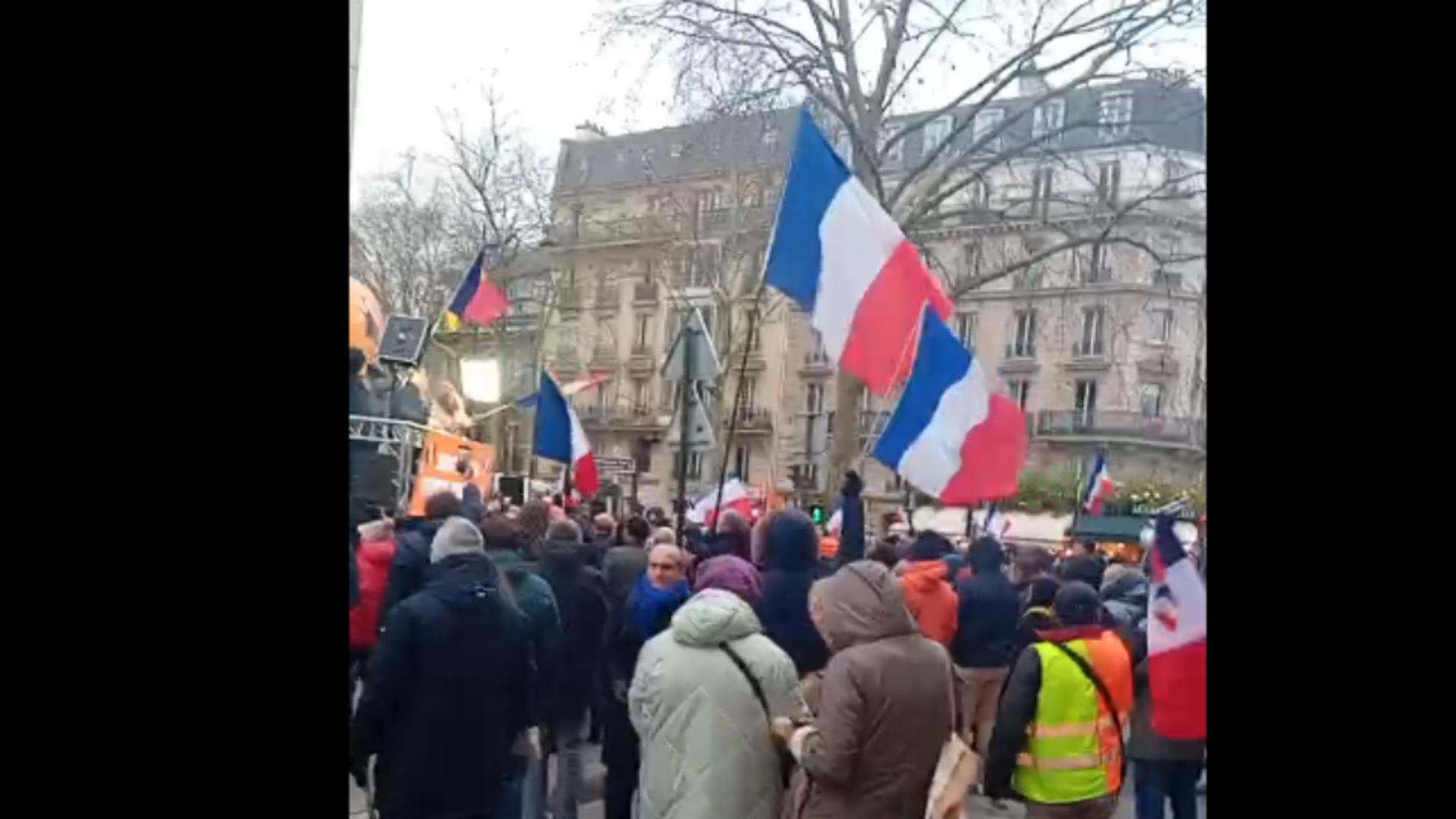 Manifestații la Ambasada României din Paris de susținere a lui Călin Georgescu