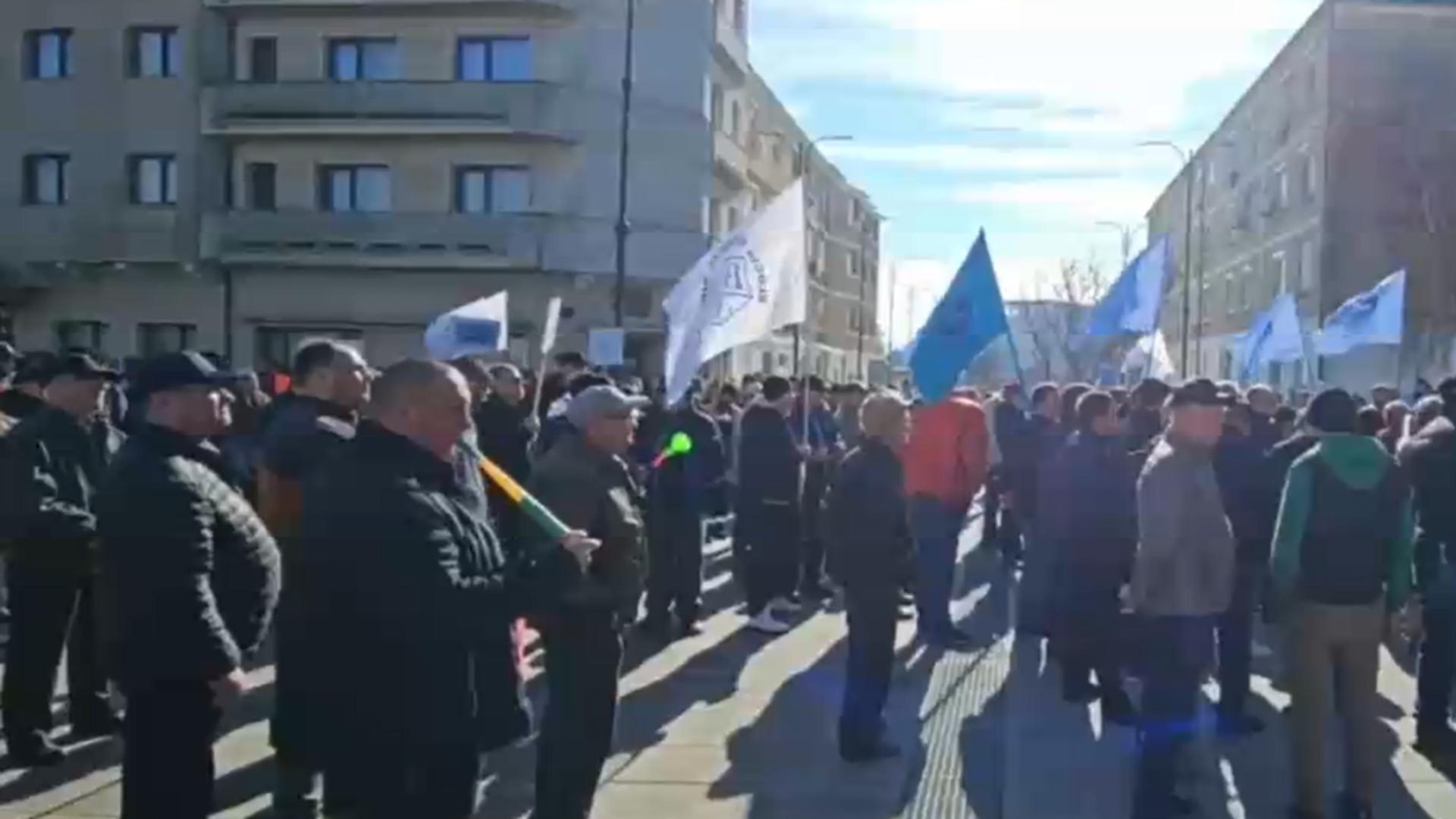 Ordonața sărăciei scoate iar oamenii în stradă. Protest uriaș la Mangalia: peste 200 de oameni riscă să rămână fără un loc de muncă