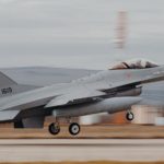 România își consolidează forțele aeriene. O nouă aeronavă F-16 achiziționată de țara noastră a aterizat la Câmpia Turzii