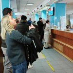 Românii stau la cozi uriașe pentru plata taxelor și impozitelor. Așteptarea poate dura chiar și ore întregi