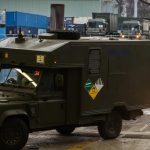Sute de vehicule militare britanice au fost încărcate pe feriboturi cu destinația România. Ce vor face în țara noastră