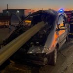 O persoană a fost rănită după ce un autoturism a lovit o glisieră, în județul Argeș