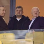 Gigi Becali, alături de Marcel Ciolacu și Viorel Hebenciuc la meciul FCSB-Manchester United. Anca Alexandrescu: „Această fotografie îi încheie definitiv cariera politică lui Marcel Ciolacu”