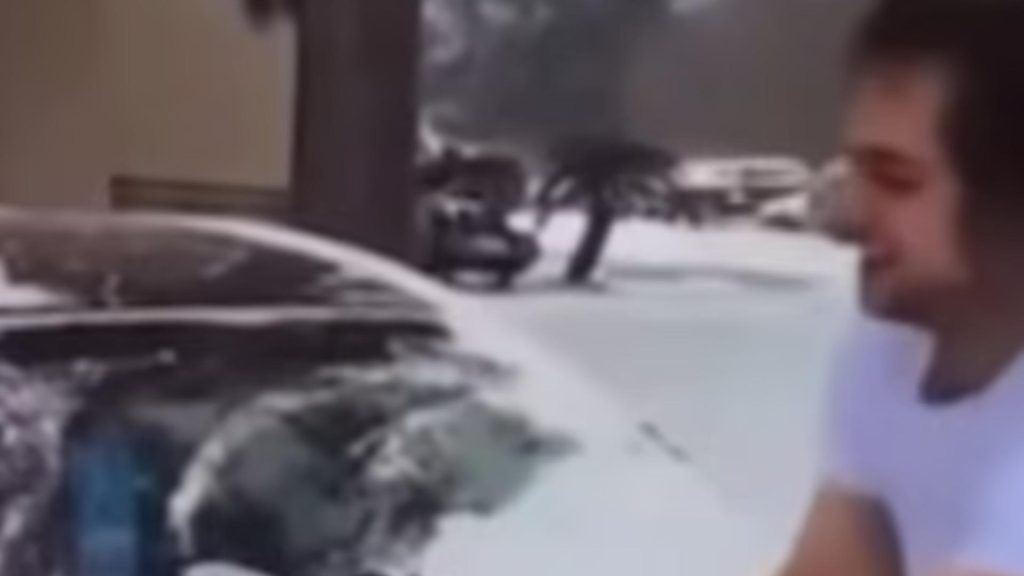 Un tată și-a folosit bebelușul ca să șteargă zăpada de pe mașină. Filmarea a stârnit un val de furie – VIDEO