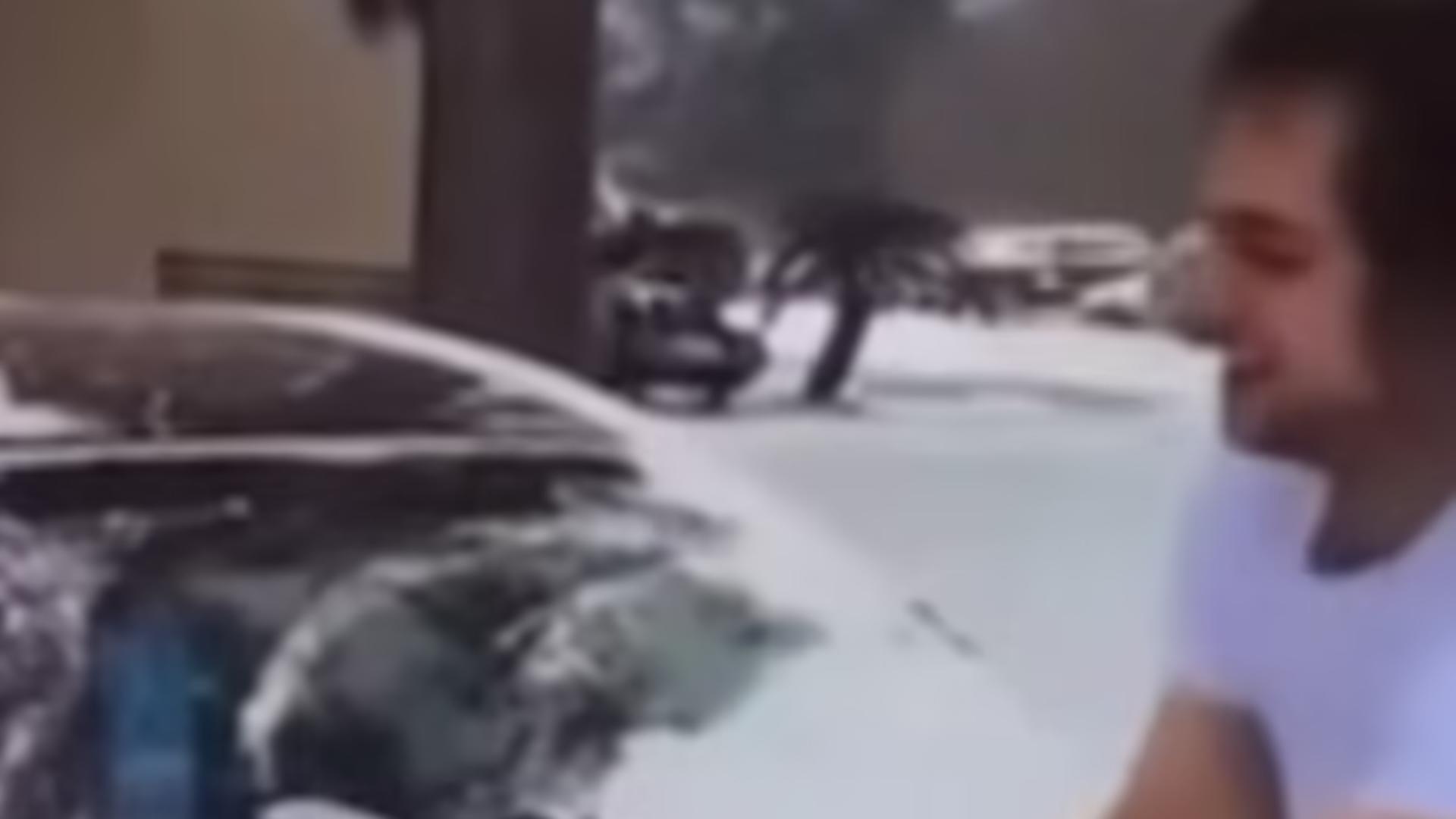 Un tată și-a folosit bebelușul ca să șteargă zăpada de pe mașină. Filmarea a stârnit un val de furie – VIDEO