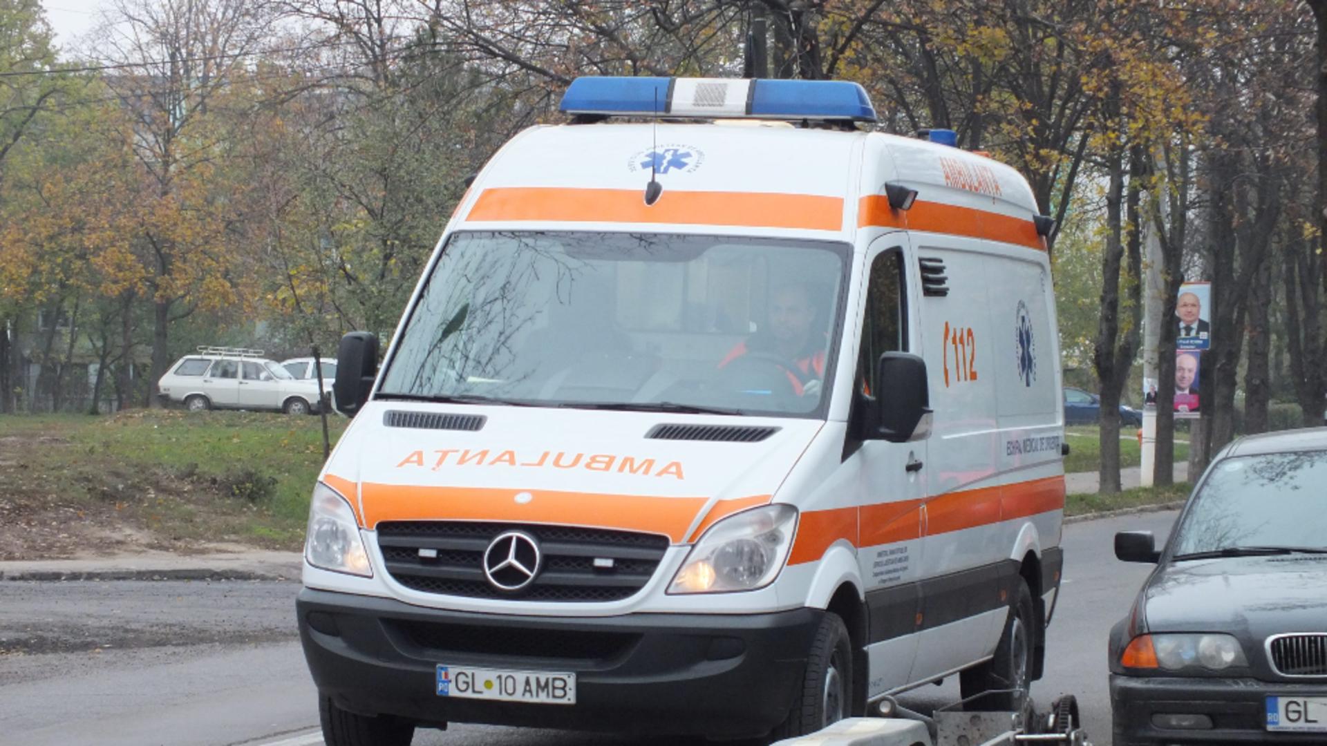 Accident pe DN 25: O ambulanță a fost implicată în coliziune