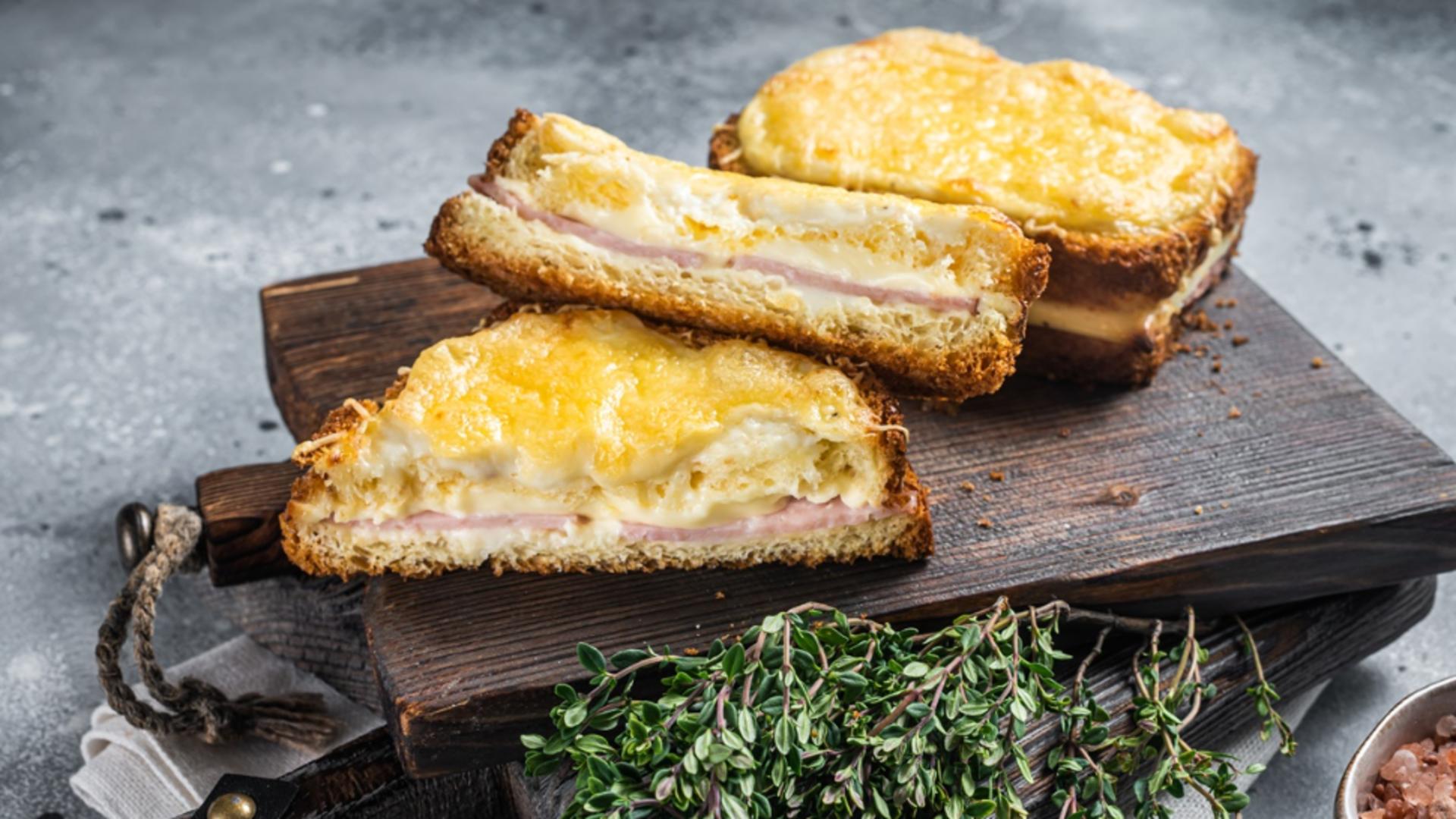 Croque Monsieur. Rețetă de sandviș cald, din bucătăria franceză. Cum prepari micul dejun rapid