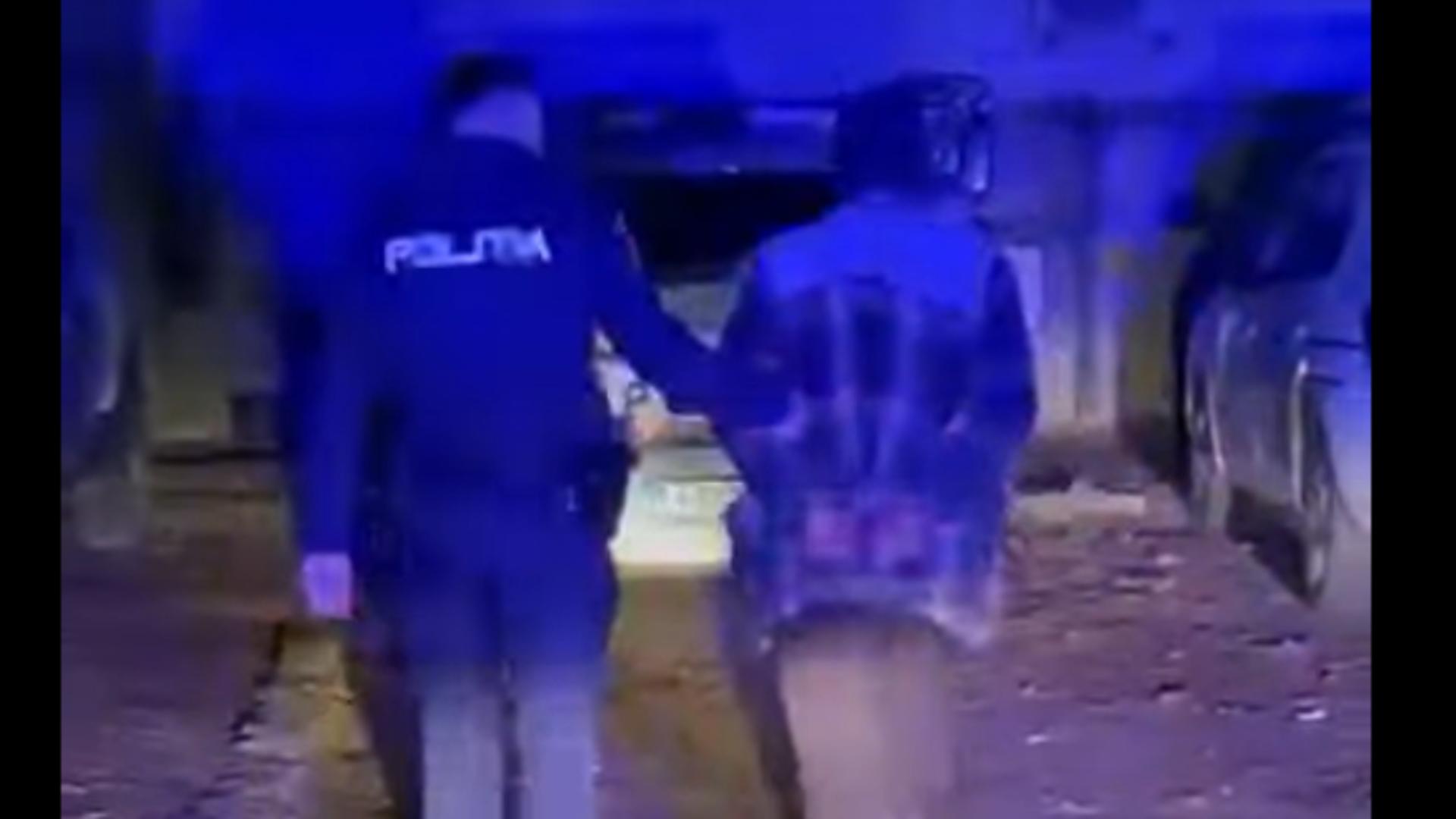 A înjunghiat un bărbat în plină stradă. Poliția l-a reținut pe agresor pntru lovire sau alte violențe