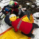 Turistul străin care a sărit cu snowmobilul în albia pârâului Azuga a MURIT la spital. Bărbatul a suferit un traumatism cranian sever