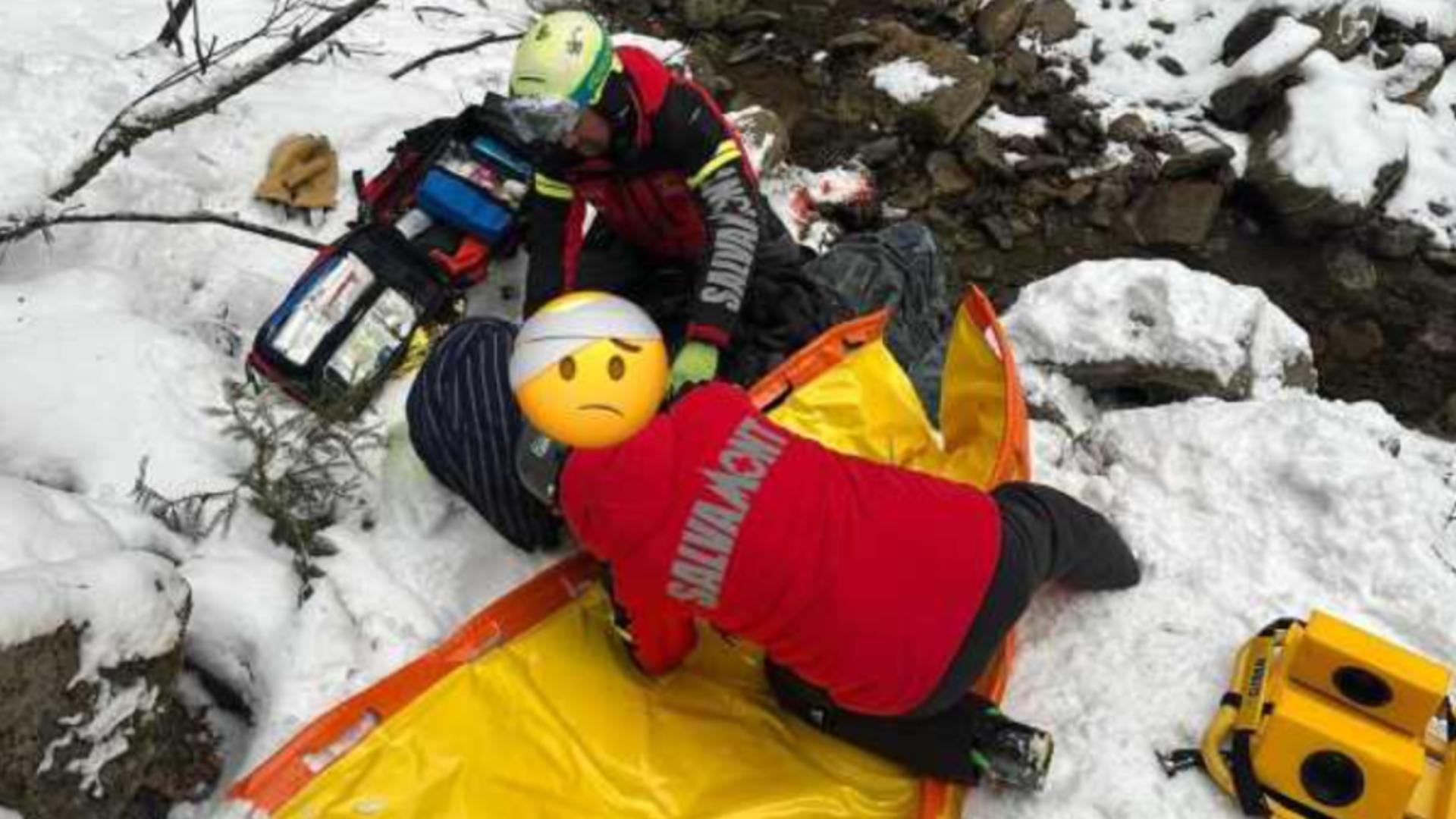 Turistul străin care a sărit cu snowmobilul în albia pârâului Azuga a MURIT la spital. Bărbatul a suferit un traumatism cranian sever