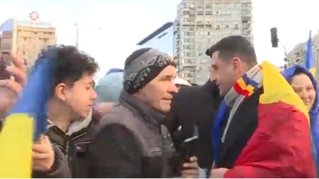 George Simion a ajuns în mijlocul protestararilor din Piața Victoriei. Este a șaptea zi de manifestații