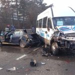 Accident nimicitor, în Bistrița: după impactul cu un microbuz, mașina a fost aruncată în alt autoturism și s-a oprit în stâlp. Un pieton, rănit de firele smulse 