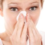 Cum îți dai seama că ești alergic la praf. Simptomele acestei afecțiuni și cum le poți anihila