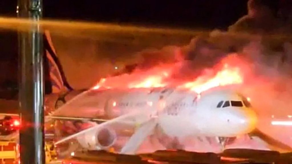 VIDEO: Foc și panică pe pistă: Un avion cu 176 de oameni bord a fost cuprins de flăcări