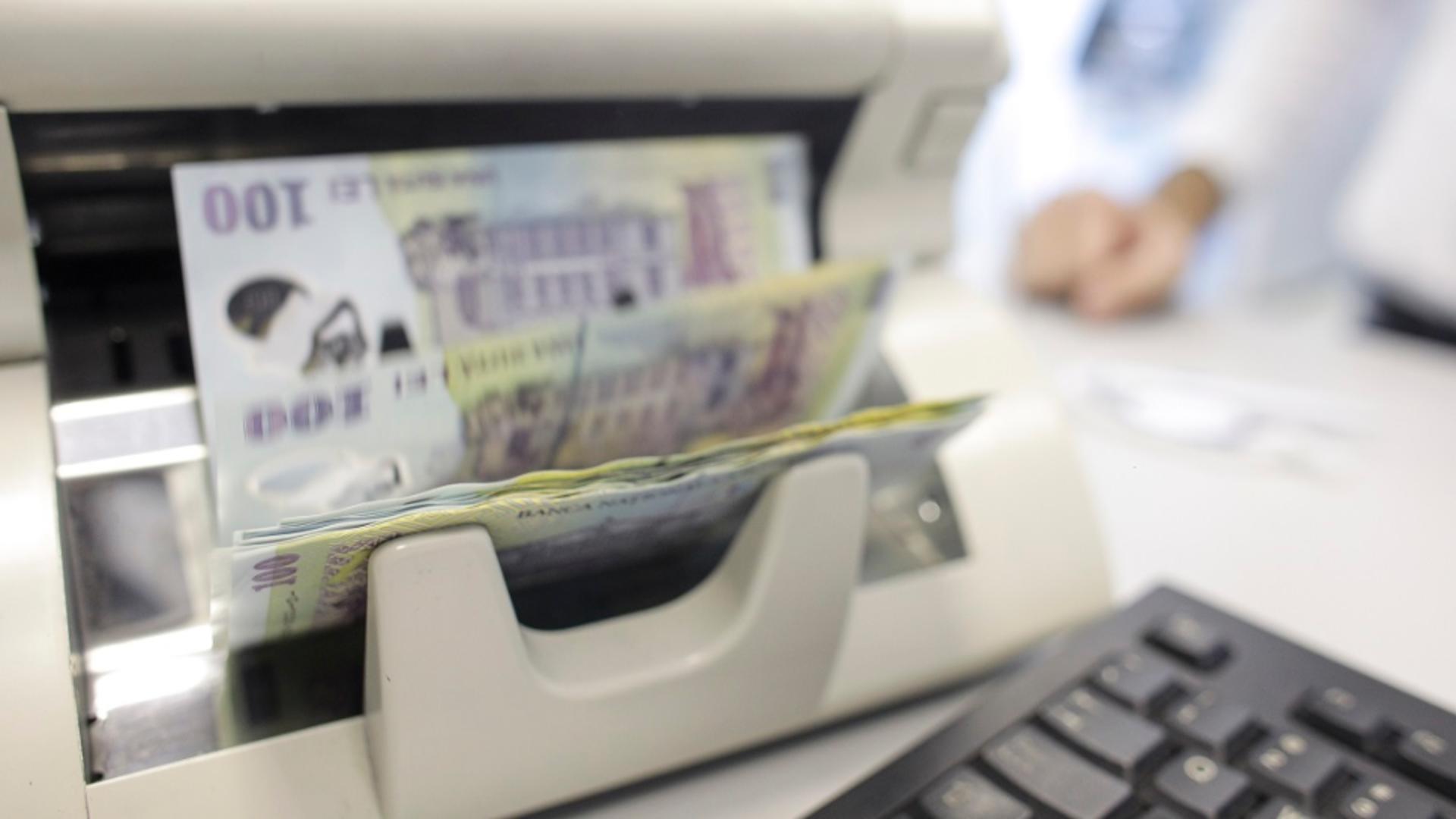 ALARMANT: Numărul restanțierilor la bănci, mai mare cu 33%. Oamenii își plătesc greu ratele