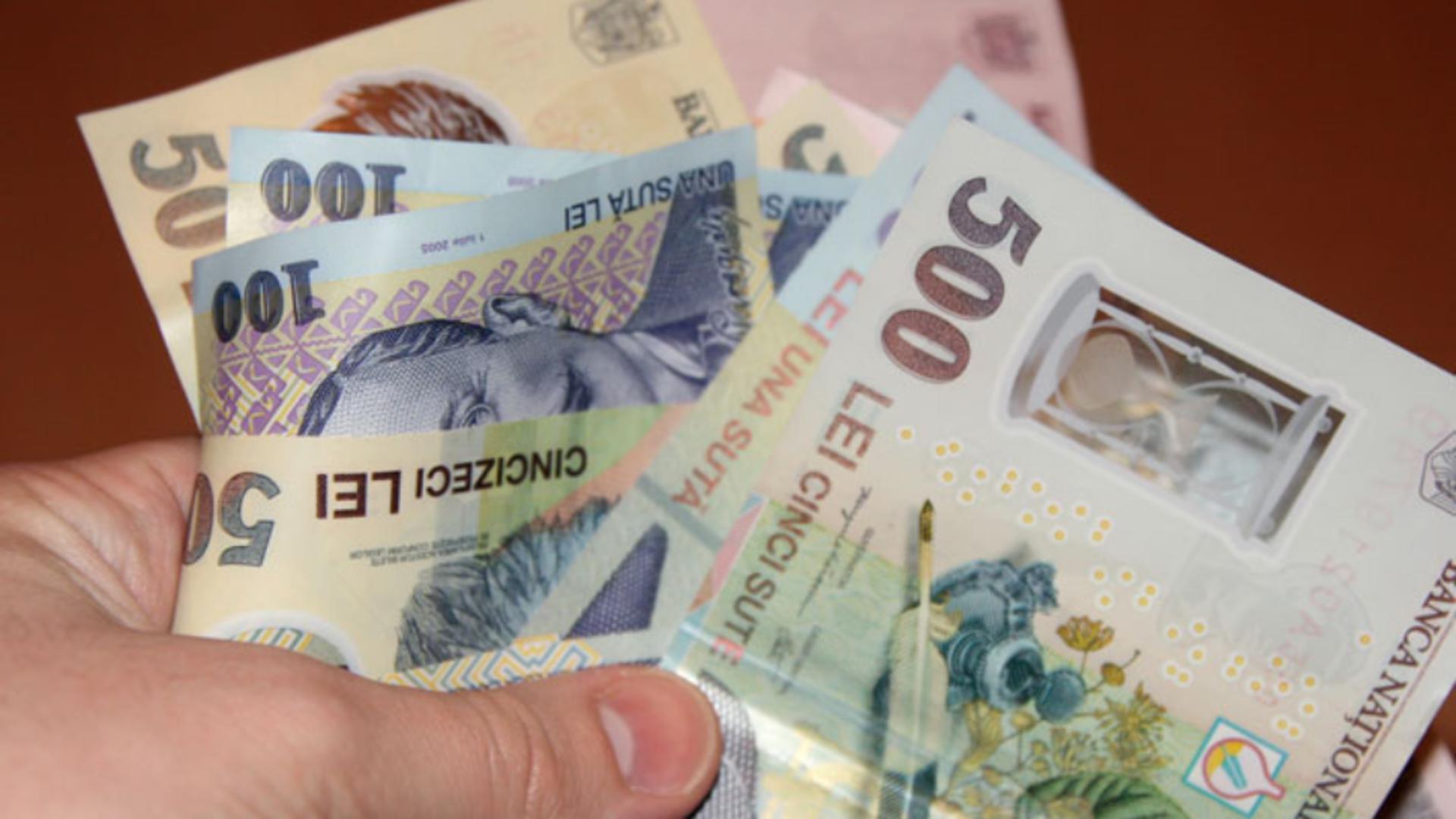 Vești bune pentru românii cu CREDITE! RATELE ar putea scădea în 2025: de ce depinde totul