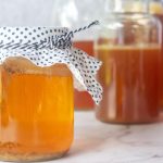 Kombucha, o băutură fermentată pe bază de ceai, a câștigat popularitate datorită presupuselor sale beneficii pentru sănătate. Ce trebuie să știi