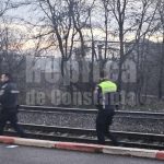 Incident hilar. Un bețiv s-a speriat și a căzut pe șinele trenului, după ce mecanicul de locomotivă l-a claxonat