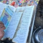 Minune în Suceava! O Biblie în care erau ascunși 13.000 de lei a scăpat întreagă, deși bucătăria în care se afla a ars din temelii