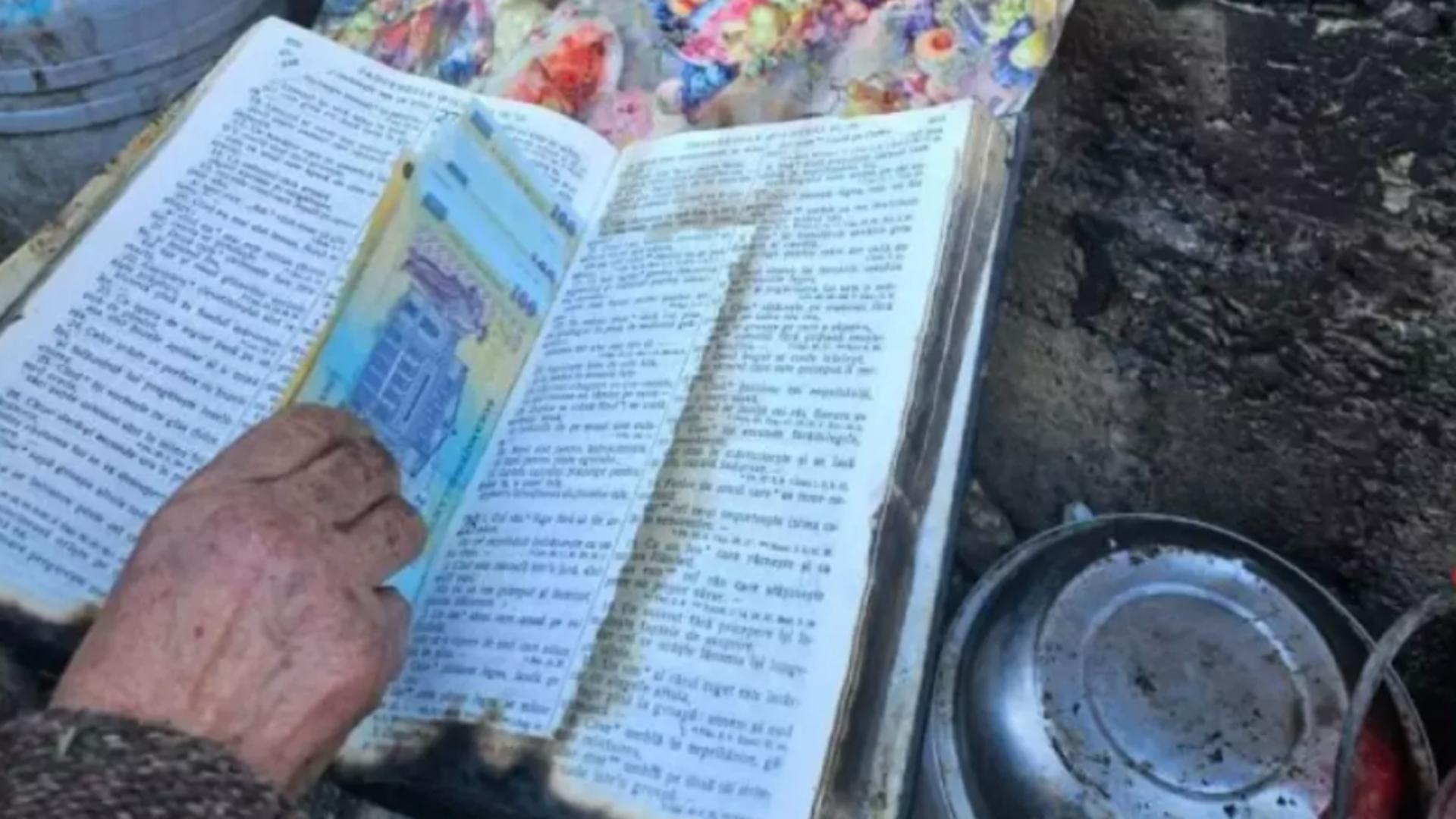 Minune în Suceava! O Biblie în care erau ascunși 13.000 de lei a scăpat întreagă, deși bucătăria în care se afla a ars din temelii