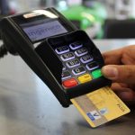 Ce s-a întâmplat după ce suedezii au renunțat la plata cu bani lichizi. Studiul care arată capcana plăților cu cardul