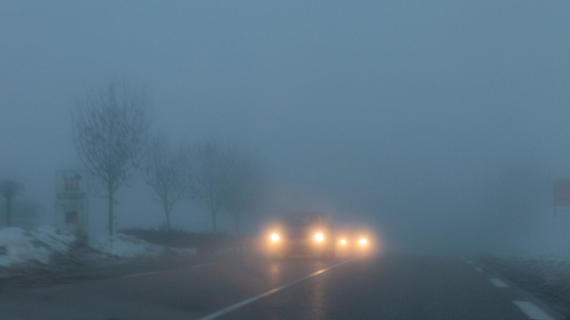 Vizibilitate scăzută sub 100 de metri pe A3 din cauza ceţii! Traficul rutier se desfăşoară pe carosabilul umed