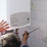 Amenzi pentru românii cu centrale termice de apartament. Detaliul din locuinţă pentru care poţi fi sancţionat pe loc