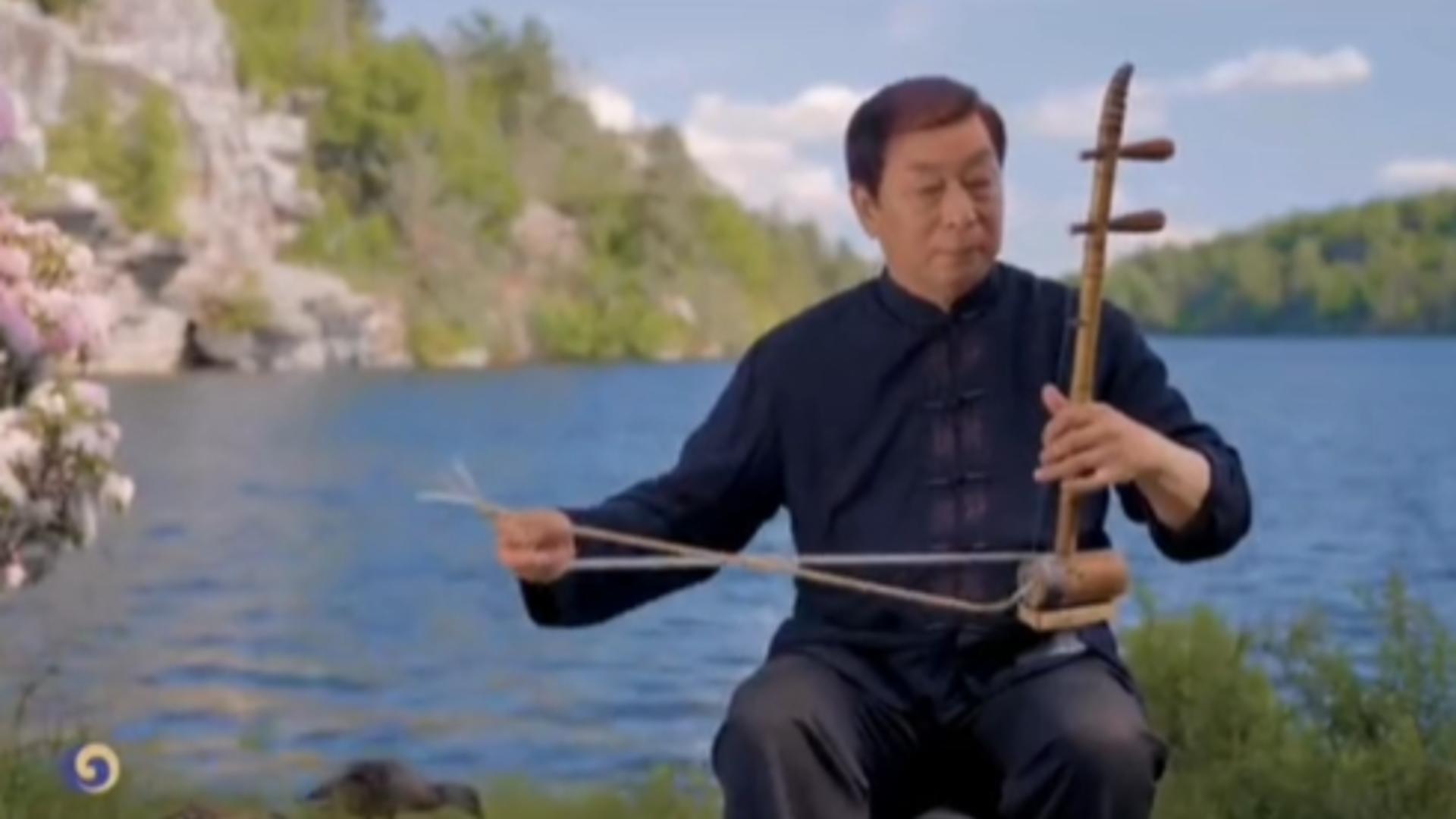 Chinezul care cântă „Ciocârlia” românească la un instrument tradițional cu o singură coardă. „Ăsta e mai tare ca Paganini”