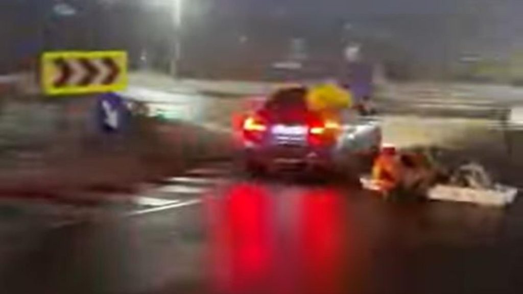 Scene macabre, pe o stradă din Iași. Un șofer teribilist a făcut drifturi cu…dricul! VIDEO