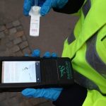 Un șofer vitezoman prins cu 102 de km/h a aruncat cu Drugtest-ul în faţa unui poliţist, apoi l-a mușcat pe altul de mână. Scene halucinante în traficul din Craiova