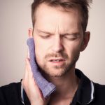 Cum poți calma durerile de dinți fără pastile. Remedii la îndemâna oricui