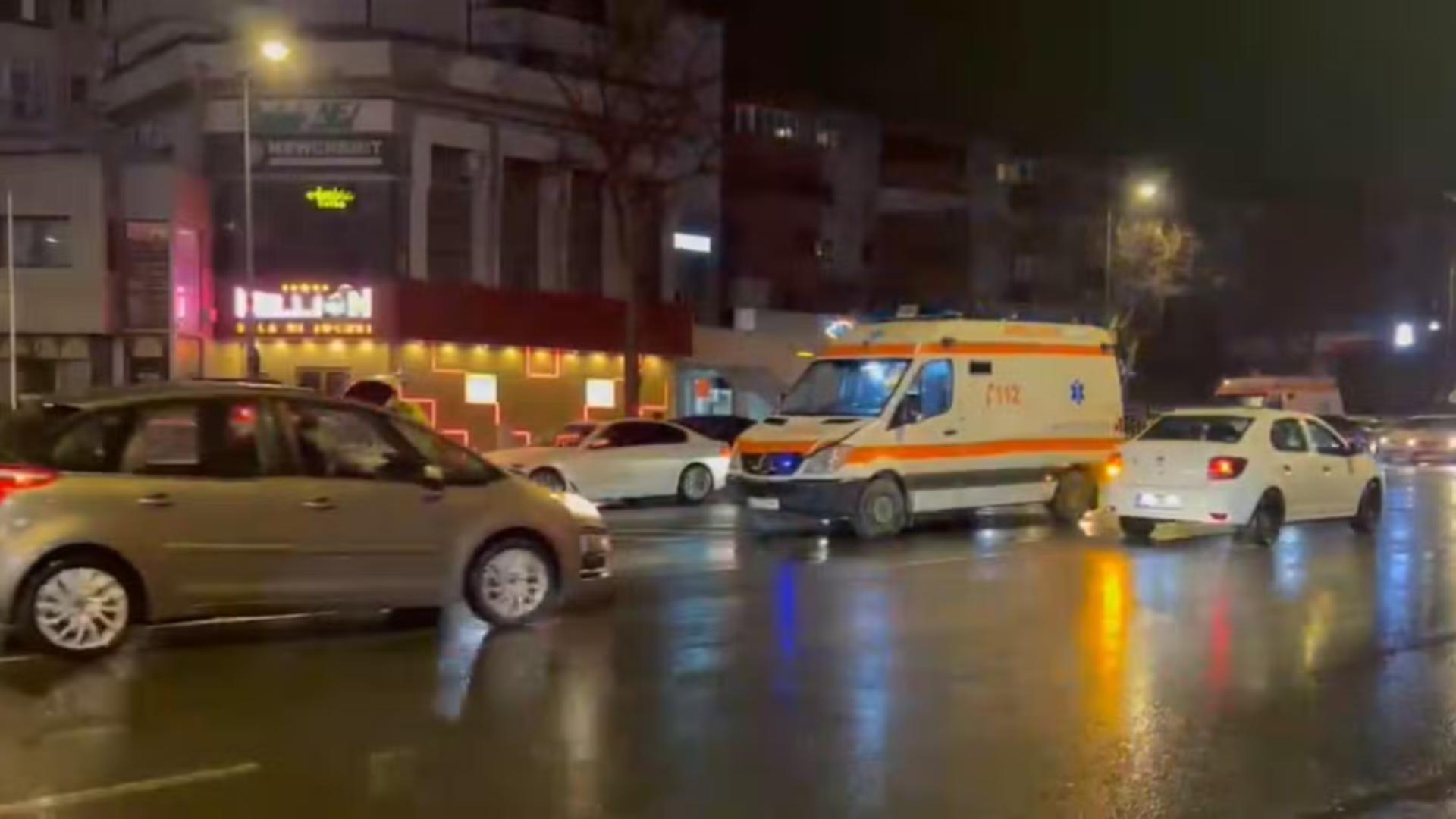 Pieton lovit de o ambulanță care transporta un pacient în stare gravă