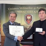 Diplomă și medalia de onoare a UMPMV pentru domnul Ștefan Minovici, înmânate de Generalul Gabriel Oprea