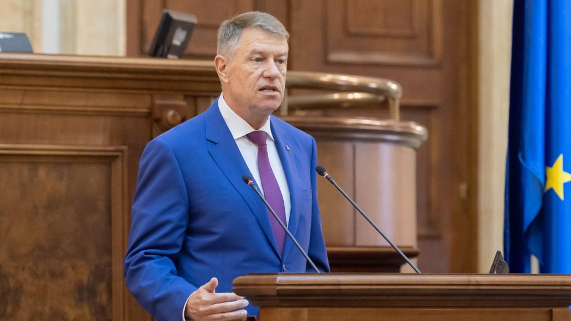 Parlamentarii strâng semnături pentru DEMITEREA lui Iohannis. Tot mai mulți lideri politici îi cer președintelui să plece după protestul masiv