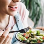 Minciuna celor trei mese pe zi obligatorii, desființată de un nutriționist: „Vine la pachet cu obezitatea”