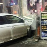 A încurcat frâna cu acceleraţia și a ajuns cu mașina direct în vitrina unei benzinării de lângă Timișoara. Șoferul este un cetățean marocan