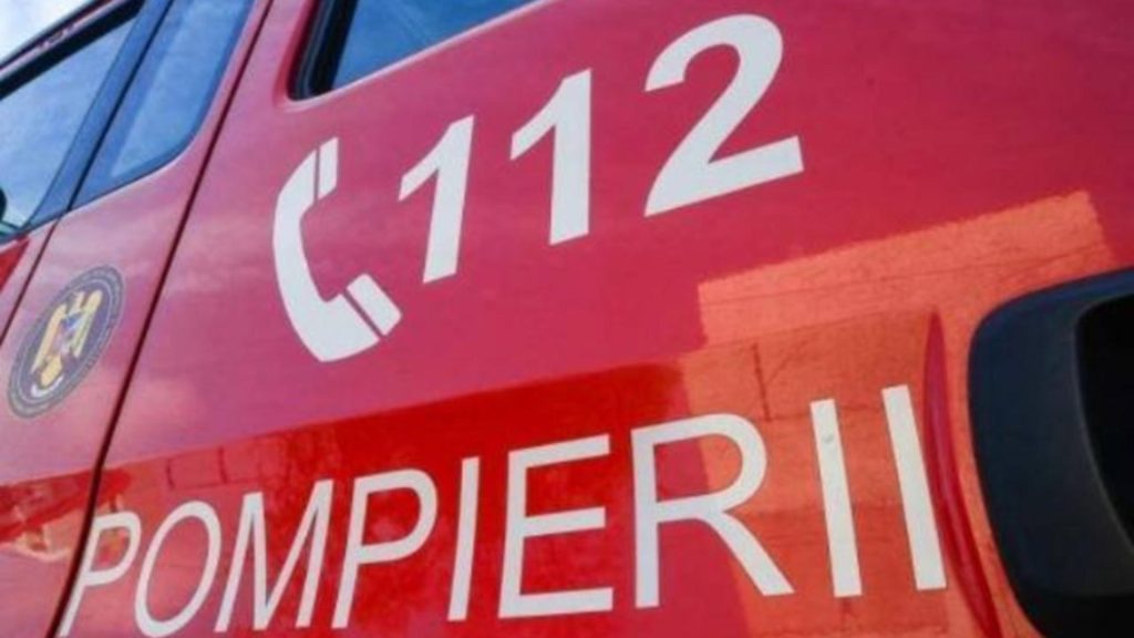 Panică la bloc: băcătăria unui apartament din Brașov, cuprinsă de un INCENDIU. 15 persoane au fost evacuate de pompieri