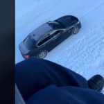 BMW folosit pe post de „sanie” – șofer surprins urcând pe pârtia de schi cu mașina