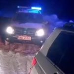 Intervenție de urgență: O mașină a rămas înzăpezită pe drum. Patru oameni au rămas captivi înăuntru