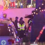 Incident armat în SUA de Anul Nou. Un individ a intrat cu mașina în oameni, iar apoi a început să tragă cu arma