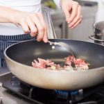 Cum prăjește un doctor alimentele, ca să fie cât mai sănătoase. Trucuri prin care reduci efectele nocive ale prăjelii