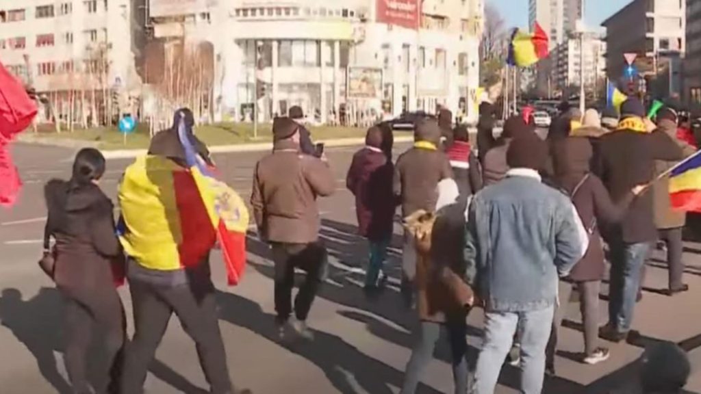 Susținătorii președintelui ales Călin Georgescu merg către Guvern pentru a protesta împotriva anulării alegerilor LIVE