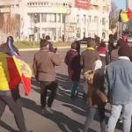 Susținătorii președintelui ales Călin Georgescu merg către Guvern pentru a protesta împotriva anulării alegerilor LIVE