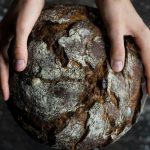 Pâine țărănească cu jumări în aluat. Rețeta de pe vremea bunicilor. O mănânci și nu te mai saturi de ea