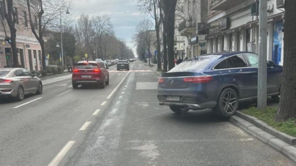 „Trei dintr-un foc”! Un șofer de Mercedes a parcat pe trotuar, spațiul verde și banda specială de autobuz