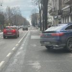 „Trei dintr-un foc”! Un șofer de Mercedes a parcat pe trotuar, spațiul verde și banda specială de autobuz