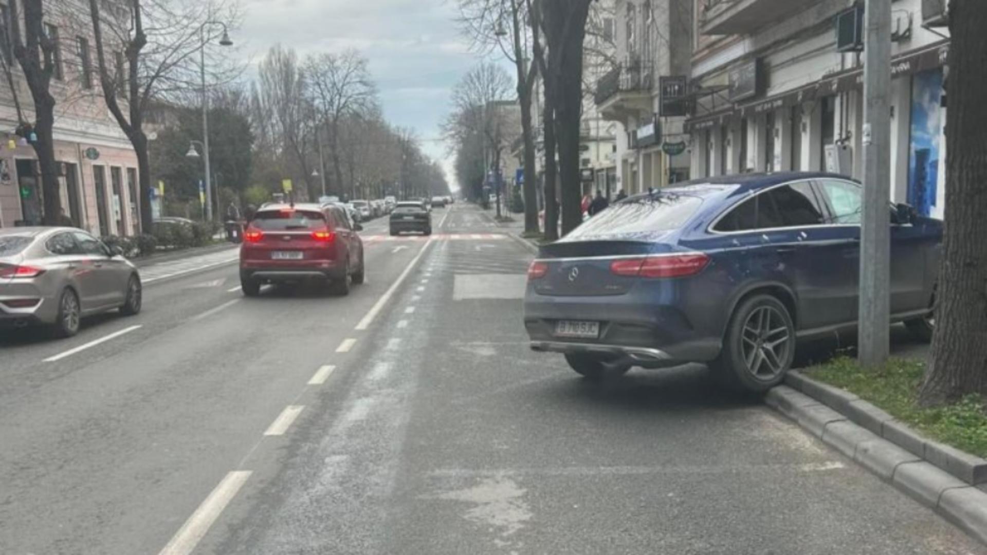 „Trei dintr-un foc”! Un șofer de Mercedes a parcat pe trotuar, spațiul verde și banda specială de autobuz