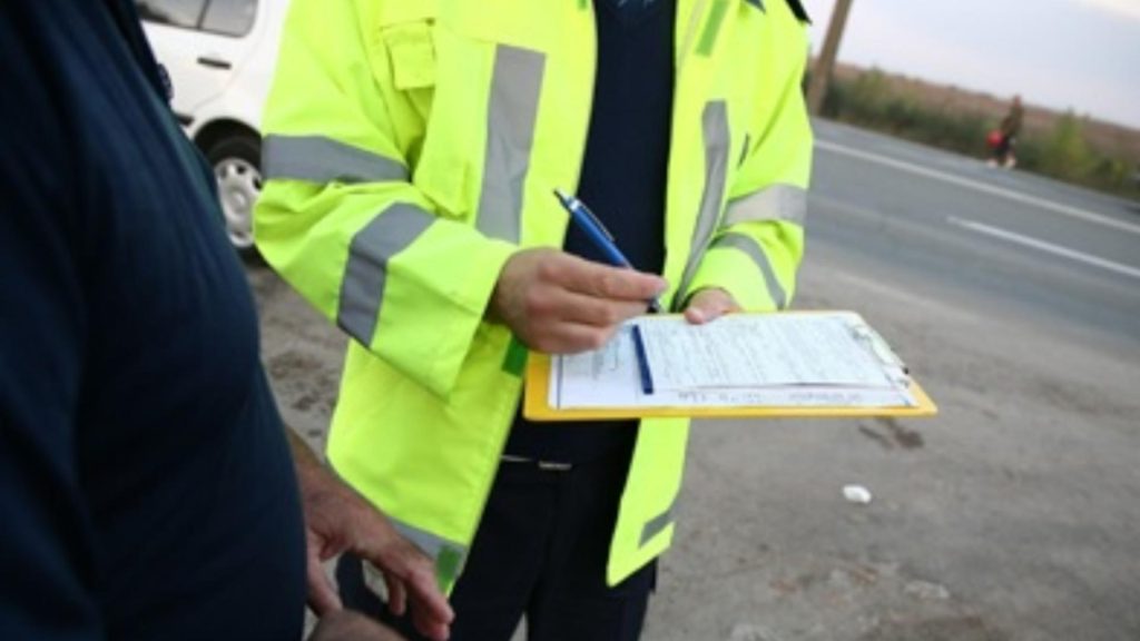 Doi tineri au încercat să mituiască cu 10.000 de euro un polițist rutier. Ce i-au cerut în schimbul banilor