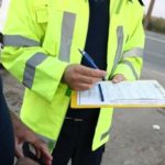 Doi tineri au încercat să mituiască cu 10.000 de euro un polițist rutier. Ce i-au cerut în schimbul banilor